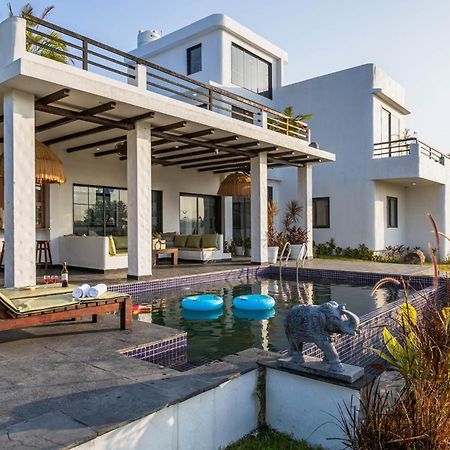 Stayvista At Lotus By The Lake With Pool, Bbq & Lawn Indore Exteriör bild