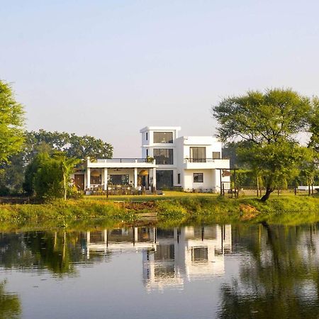 Stayvista At Lotus By The Lake With Pool, Bbq & Lawn Indore Exteriör bild