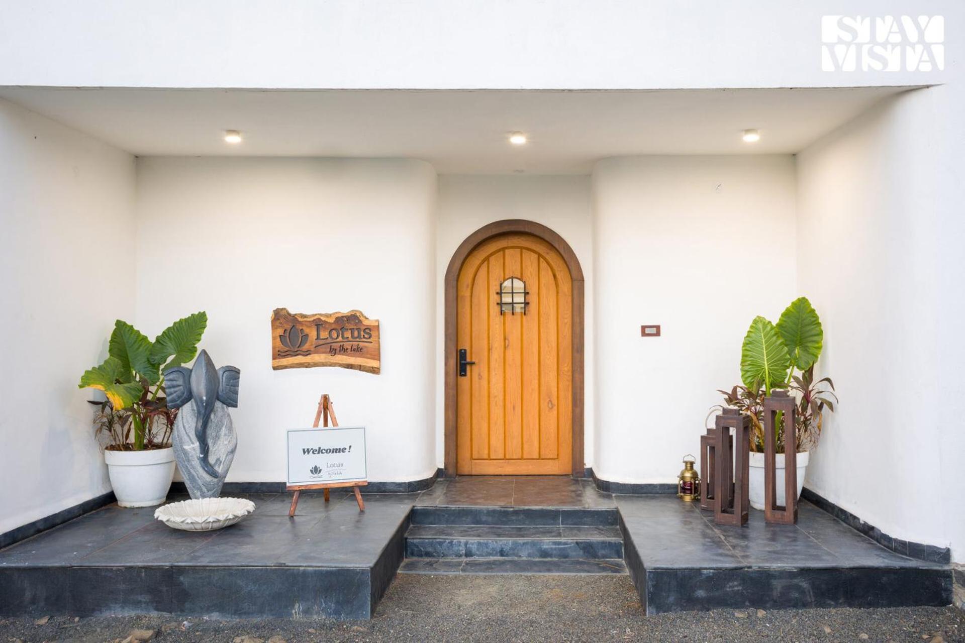 Stayvista At Lotus By The Lake With Pool, Bbq & Lawn Indore Exteriör bild